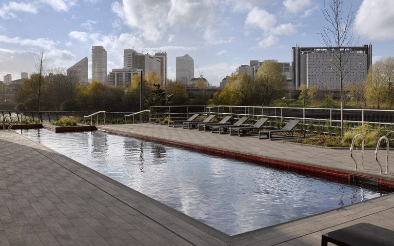 london-city-island-outdoor-pool